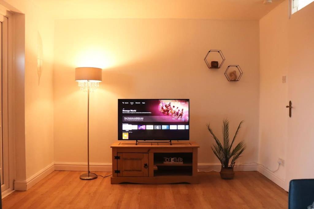 Lovely Staycation With Family Free Parking & Wifi Leeds  Exterior photo