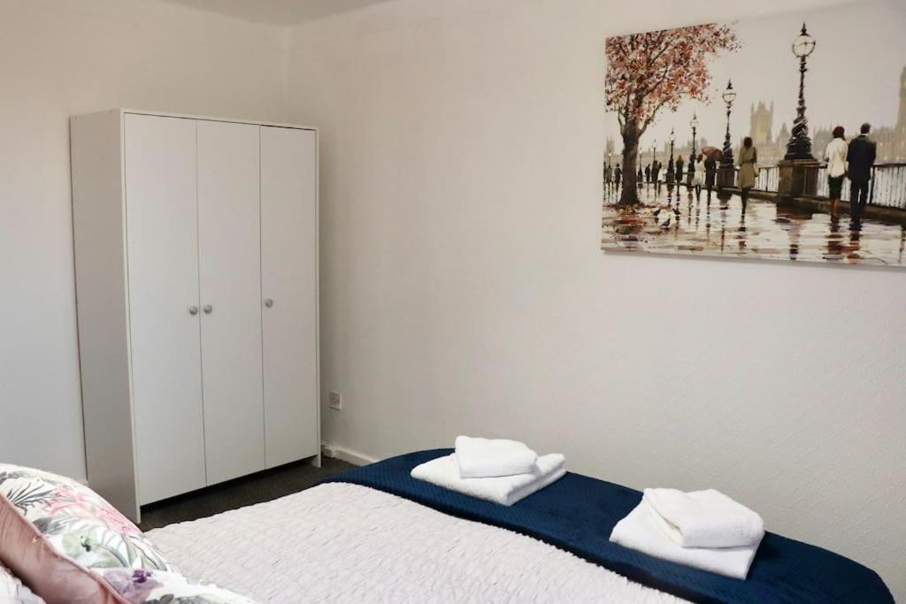 Lovely Staycation With Family Free Parking & Wifi Leeds  Exterior photo