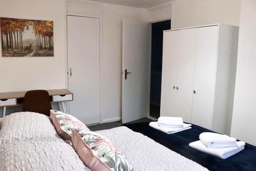 Lovely Staycation With Family Free Parking & Wifi Leeds  Exterior photo