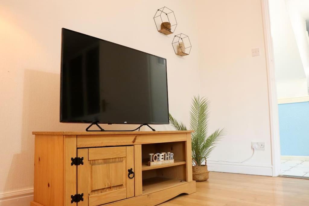 Lovely Staycation With Family Free Parking & Wifi Leeds  Exterior photo