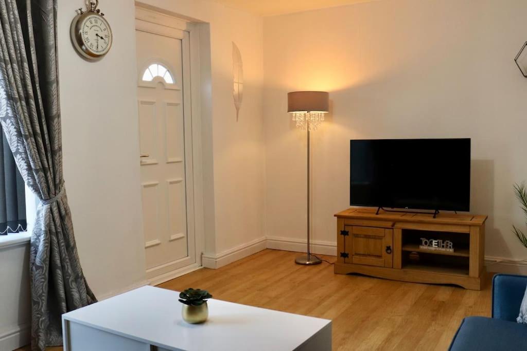 Lovely Staycation With Family Free Parking & Wifi Leeds  Exterior photo