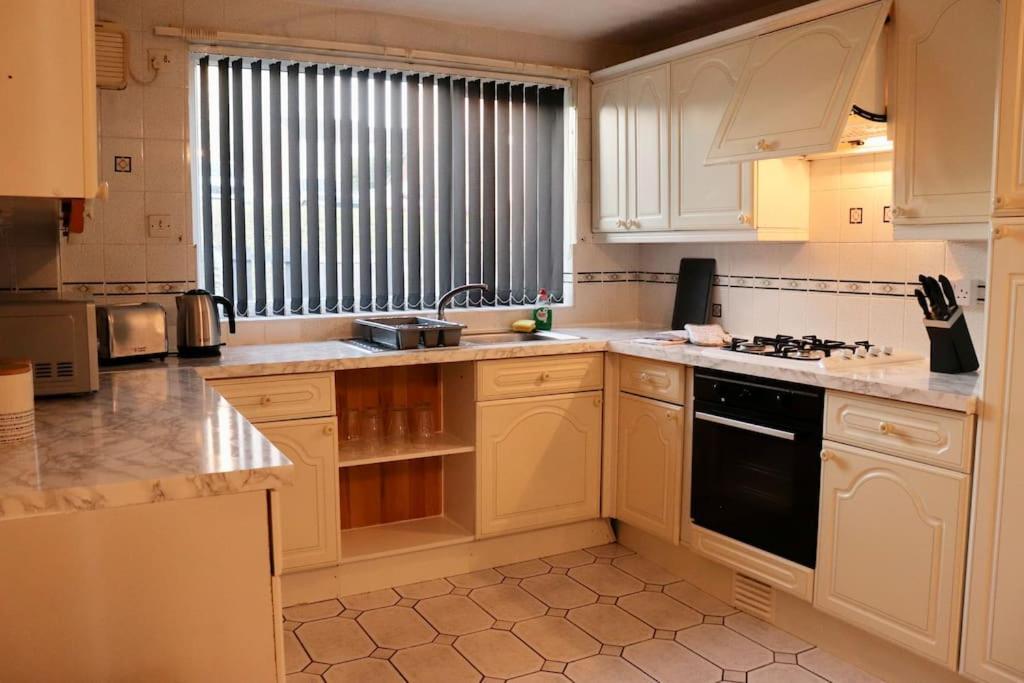 Lovely Staycation With Family Free Parking & Wifi Leeds  Exterior photo