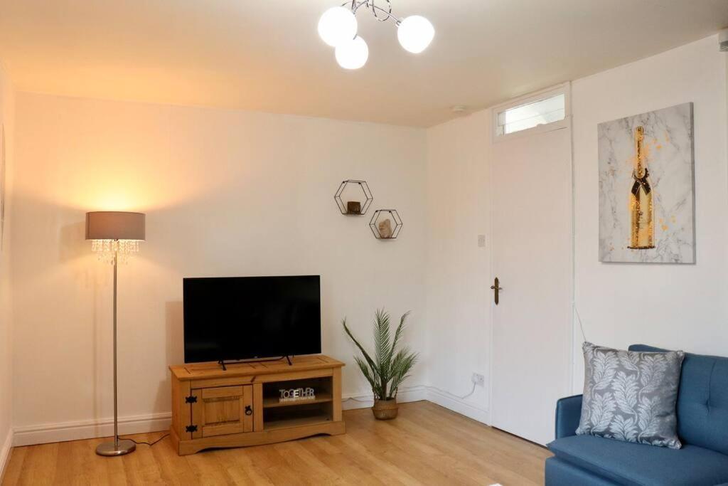 Lovely Staycation With Family Free Parking & Wifi Leeds  Exterior photo
