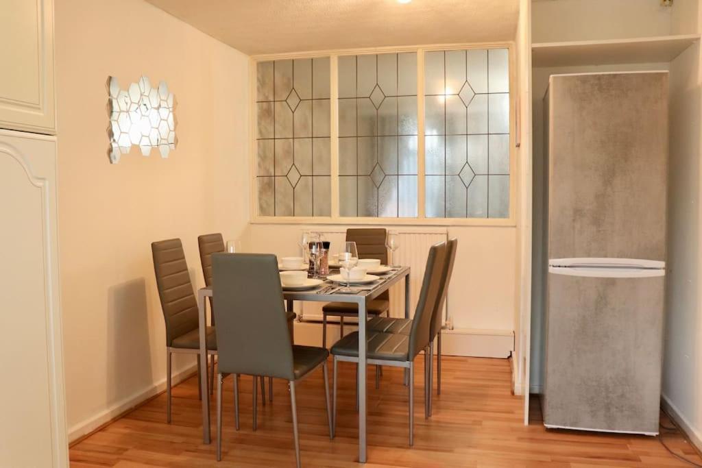 Lovely Staycation With Family Free Parking & Wifi Leeds  Exterior photo