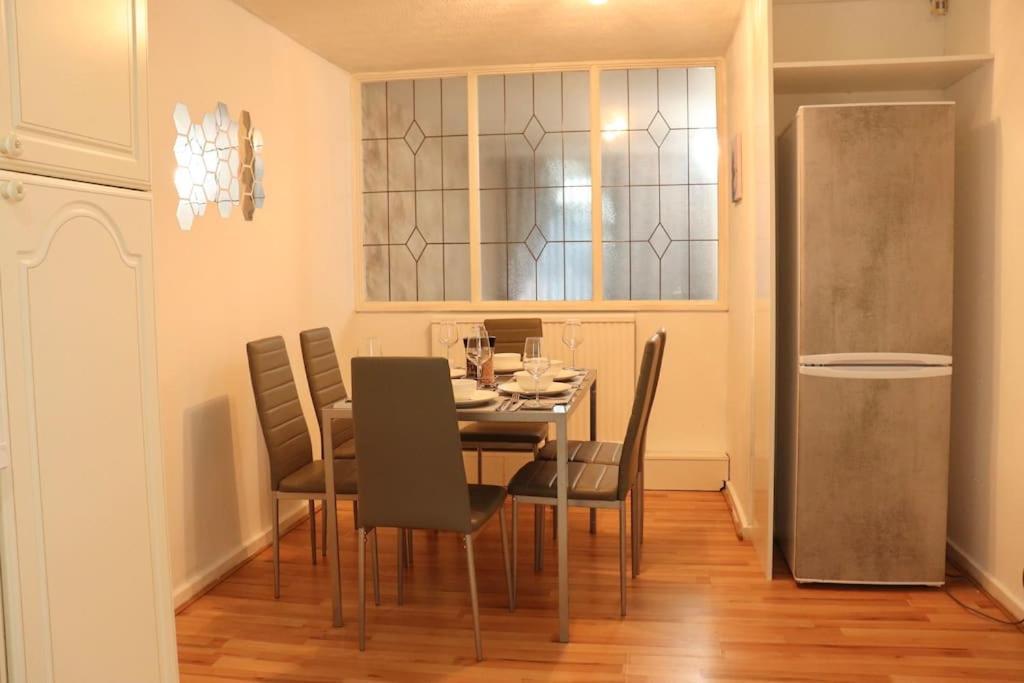 Lovely Staycation With Family Free Parking & Wifi Leeds  Exterior photo